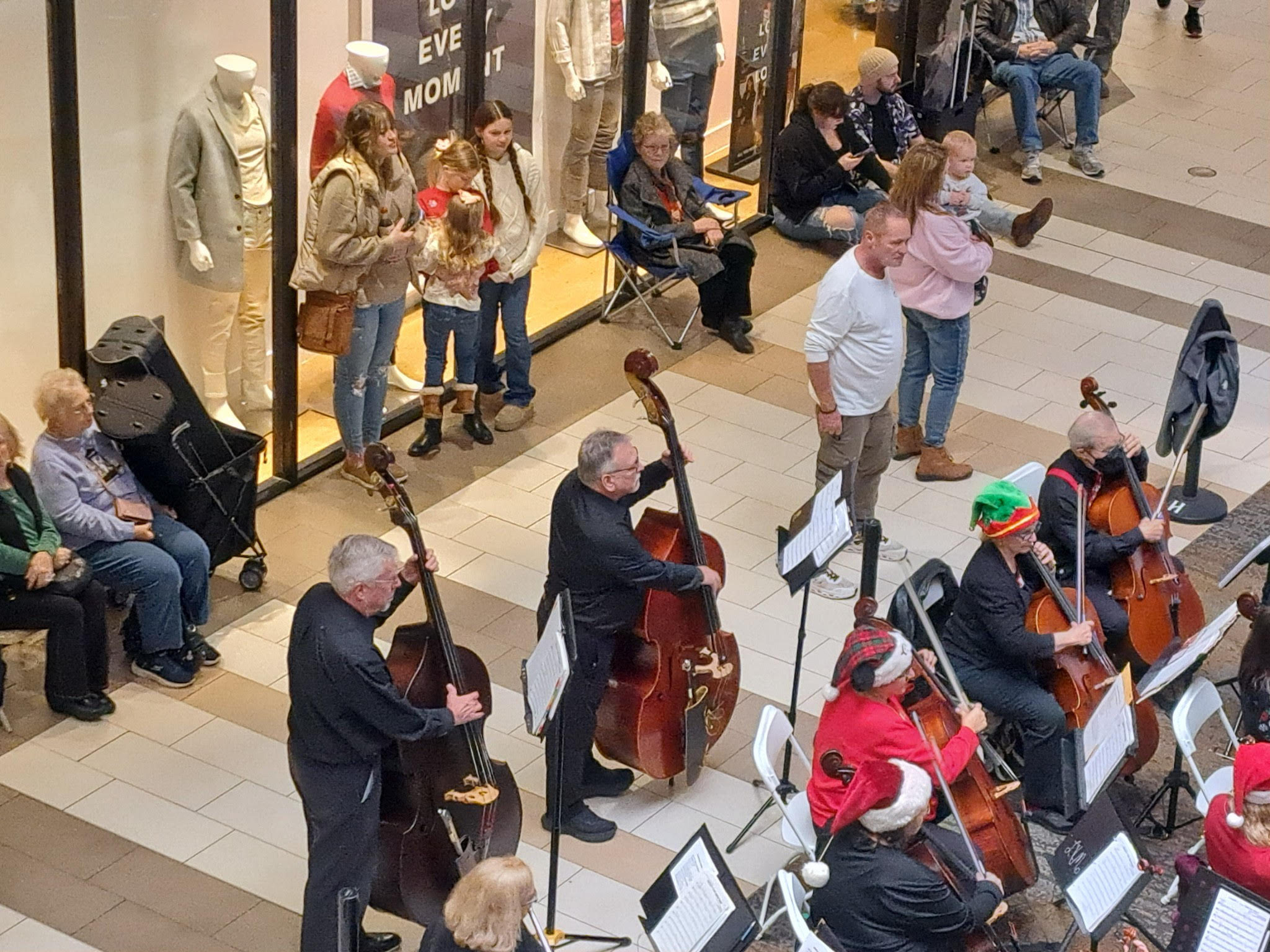 img/fun/Music/HamiltonPlace_Chat_Comm_Orch_2.jpg